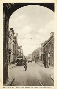 11726 Gezicht vanuit de Kamperbinnenpoort in de Langestraat met bebouwing te Amersfoort uit het noordoosten.